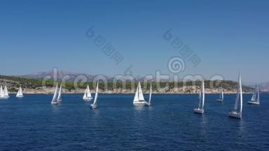 帆船比赛的空中镜头，帆船比赛，激烈的比赛，很多白色的帆，岛在背景上